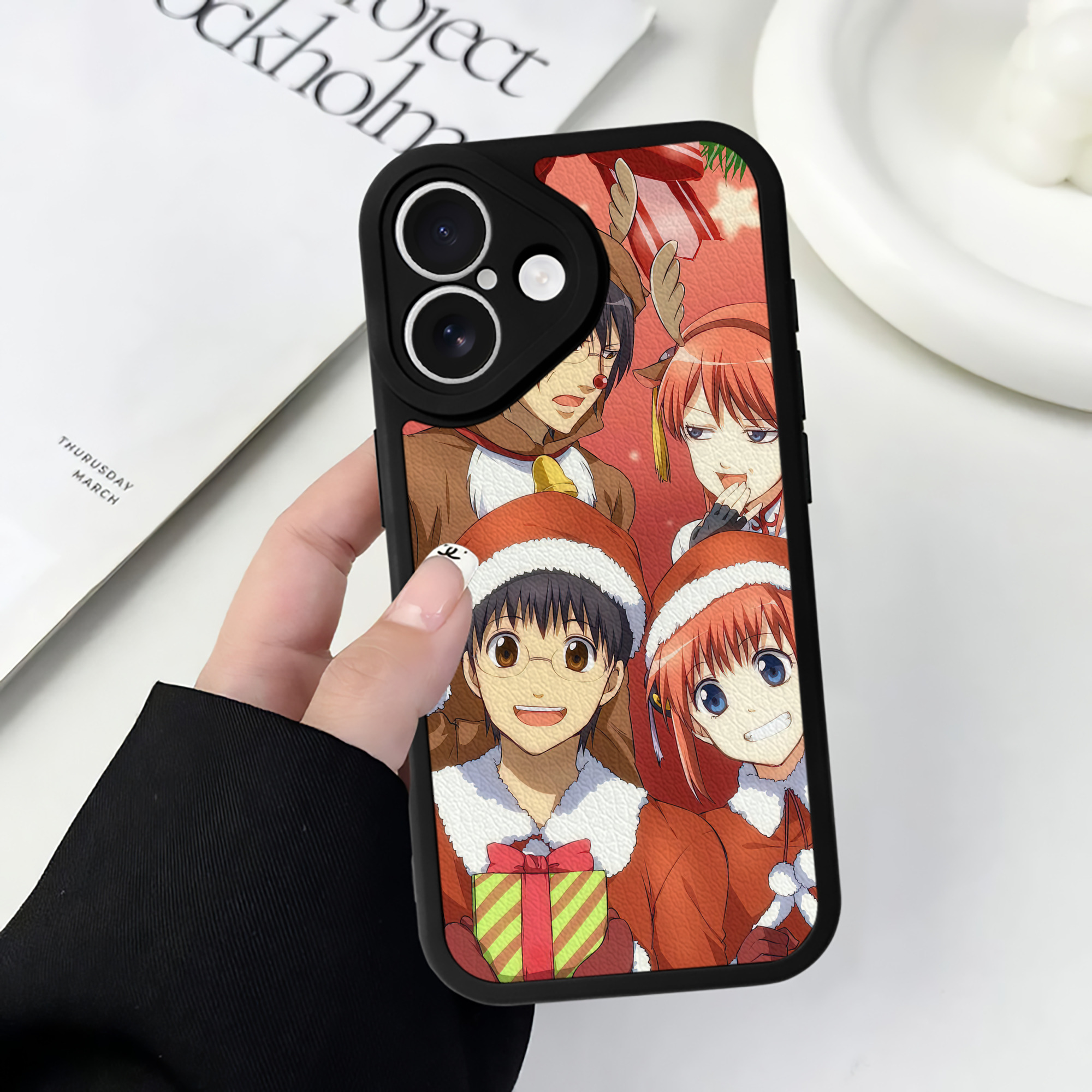 （画像用） ぎんたま 坂田銀時（さかたぎんとき） 神楽 志村新八（しむら しんぱち） GINTAMA Sakata Gintoki Kagura Shimura Shinpachi 【iPhone 16シリーズ対応】シリコンスマホケース（レザー調） 材質：シリコン